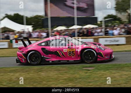 Rachel Frey, Porsche 911 RSR-19, Iron Dames, le Mans 24 heures 2023, 75 ans de Porsche, 60 ans de la 911, avec sa forme iconique la 911 a partic Banque D'Images