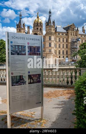 Schwerin, Mecklembourg-Poméranie occidentale, Allemagne, 07 06 2023 : vue d'un tableau d'information sur le château de Schwerin avec le château en arrière-plan Banque D'Images