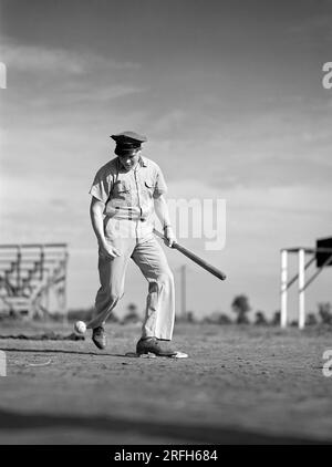 Homme jouant au baseball, Farm Security Administration camp de travail pour migrants, Weslaco, Texas, USA, Arthur Rothstein, ÉTATS-UNIS Farm Security Administration, février 1942 Banque D'Images