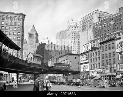 Scène de rue et métro surélevé, centre-ville de Manhattan, New York City, New York, États-Unis, Arthur Rothstein, États-Unis Office of War information, décembre 1941 Banque D'Images