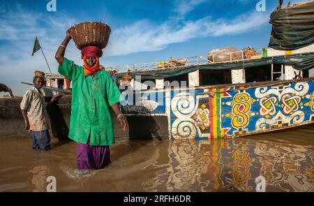 Pêcheurs et ouvriers déchargeant du poisson dans le port de Mopti. Mali, Afrique de l'Ouest Banque D'Images