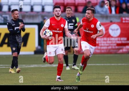 Lee bonis de Larne (au centre à gauche) célèbre avec son coéquipier Joseph Thomson (à droite) après avoir marqué le premier but de son équipe depuis le point de penalty lors du deuxième tour de qualification de l'UEFA Europa Conference League, deuxième match d'étape au Solitude Stadium de Belfast. Date de la photo : jeudi 3 août 2023. Banque D'Images