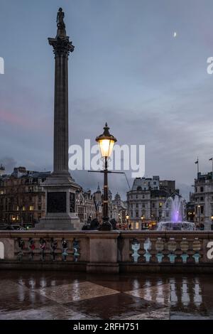 Colonne Nelsons, Trafalgar Square en début de soirée sous la pluie Banque D'Images