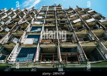 Grand bâtiment abandonné envahi d'herbe et de plantes. Urbex Lost Places, concept post apocalyptique. Banque D'Images