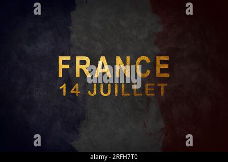 Quelques drapeaux français et le texte bon 14 juillet, joyeux 14 juillet, fête nationale de la France écrit en français, sur fond blanc cassé. Banque D'Images