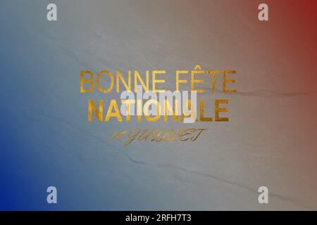 Quelques drapeaux français et le texte bon 14 juillet, joyeux 14 juillet, fête nationale de la France écrit en français, sur fond blanc cassé. Banque D'Images