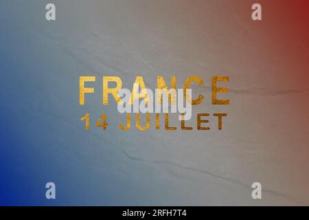 Quelques drapeaux français et le texte bon 14 juillet, joyeux 14 juillet, fête nationale de la France écrit en français, sur fond blanc cassé. Banque D'Images