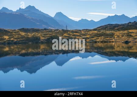 Lac Totensee sur le col de Grimsel, Valais, Suisse Banque D'Images