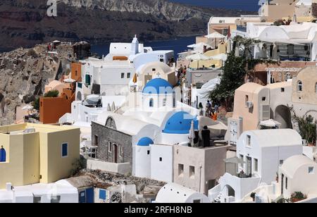 Oia, Santorin, Grèce - 3 juillet 2021 : bâtiments blanchis à la chaux au bord de la falaise de la caldeira dans le village d'Oia, Santorin, Grèce Banque D'Images