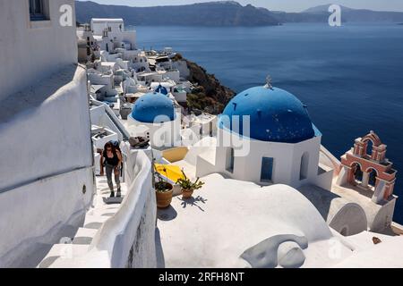 Oia, Santorin, Grèce - 3 juillet 2021 : bâtiments blanchis à la chaux au bord de la falaise de la caldeira dans le village d'Oia, Santorin, Grèce Banque D'Images