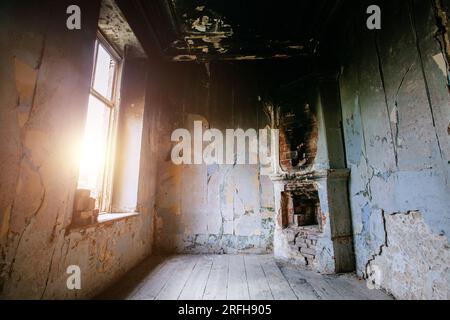 Foyer intérieur de maison brûlée et murs en suie noire. Banque D'Images