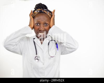 Jeune femme médecin choquée. Regarder la caméra isolé sur fond blanc Banque D'Images