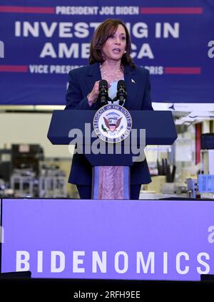 Pleasant Prairie, Wisconsin, États-Unis. 3 août 2023. KAMALA HARRIS, VICE-PRÉSIDENTE, annonce jeudi 3 août 2023 à la Sanmina Corporation à Pleasant Prairies, Kenosha County, Wisconsin, qu'en 2024 Nokia deviendra la première entreprise de télécommunications à fabriquer des produits électroniques à large bande en Amérique. Jusqu'à 2090 emplois seront créés à Sanmina, dans le cadre de l'initiative de l'administration Biden-Harris visant à investir dans l'Internet haut débit. Nokia fabriquera des produits de réseau à large bande pour le programme BEAD (Broadband Equity, Access, and Deployment). (Image de crédit : © Mark Hertzberg/ZUMA Press Wire) MODIFIER Banque D'Images