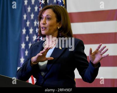 Pleasant Prairie, Wisconsin, États-Unis. 3 août 2023. KAMALA HARRIS, VICE-PRÉSIDENTE, annonce jeudi 3 août 2023 à la Sanmina Corporation à Pleasant Prairies, Kenosha County, Wisconsin, qu'en 2024 Nokia deviendra la première entreprise de télécommunications à fabriquer des produits électroniques à large bande en Amérique. Jusqu'à 2090 emplois seront créés à Sanmina, dans le cadre de l'initiative de l'administration Biden-Harris visant à investir dans l'Internet haut débit. Nokia fabriquera des produits de réseau à large bande pour le programme BEAD (Broadband Equity, Access, and Deployment). (Image de crédit : © Mark Hertzberg/ZUMA Press Wire) MODIFIER Banque D'Images