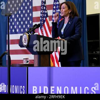 Pleasant Prairie, Wisconsin, États-Unis. 3 août 2023. KAMALA HARRIS, VICE-PRÉSIDENTE, annonce jeudi 3 août 2023 à la Sanmina Corporation à Pleasant Prairies, Kenosha County, Wisconsin, qu'en 2024 Nokia deviendra la première entreprise de télécommunications à fabriquer des produits électroniques à large bande en Amérique. Jusqu'à 2090 emplois seront créés à Sanmina, dans le cadre de l'initiative de l'administration Biden-Harris visant à investir dans l'Internet haut débit. Nokia fabriquera des produits de réseau à large bande pour le programme BEAD (Broadband Equity, Access, and Deployment). (Image de crédit : © Mark Hertzberg/ZUMA Press Wire) MODIFIER Banque D'Images