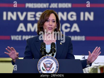 Pleasant Prairie, Wisconsin, États-Unis. 3 août 2023. KAMALA HARRIS, VICE-PRÉSIDENTE, annonce jeudi 3 août 2023 à la Sanmina Corporation à Pleasant Prairies, Kenosha County, Wisconsin, qu'en 2024 Nokia deviendra la première entreprise de télécommunications à fabriquer des produits électroniques à large bande en Amérique. Jusqu'à 2090 emplois seront créés à Sanmina, dans le cadre de l'initiative de l'administration Biden-Harris visant à investir dans l'Internet haut débit. Nokia fabriquera des produits de réseau à large bande pour le programme BEAD (Broadband Equity, Access, and Deployment). (Image de crédit : © Mark Hertzberg/ZUMA Press Wire) MODIFIER Banque D'Images