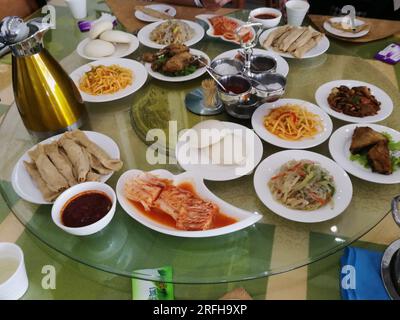 Un restaurant Pyongyang table divers plats Banque D'Images