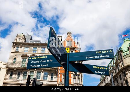 Panneau de direction de bord de route dans le Strand pointant vers les zones, les commodités et les attractions à Londres, City, Westminster, Holborn Banque D'Images