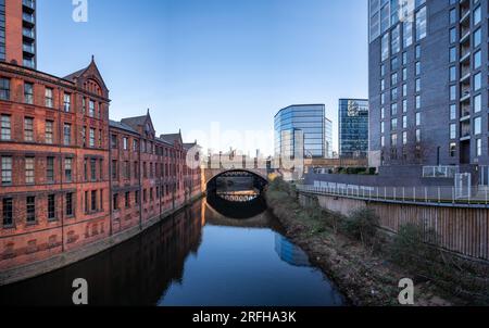Zone historique de conservation du canal de la ville intérieure avec un pont de l'arche à Manchester, Royaume-Uni. Banque D'Images