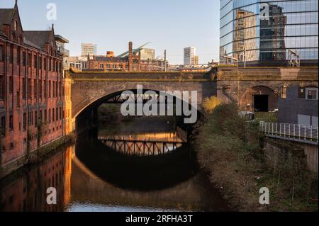 Zone historique de conservation du canal de la ville intérieure avec un pont de l'arche à Manchester, Royaume-Uni. Banque D'Images