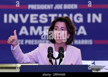 Pleasant Prairie, Wisconsin, États-Unis. 3 août 2023. ÉTATS-UNIS SECRÉTAIRE AU COMMERCE GINA RAIMONDO parle devant le vice-président Kamala Harris annonce jeudi 3 août 2023 à la Sanmina Corporation dans Pleasant Prairies, Kenosha County, Wisconsin qu'en 2024 Nokia deviendra la première entreprise de télécommunications à fabriquer des produits électroniques à large bande en Amérique. Jusqu'à 2090 emplois seront créés à Sanmina, dans le cadre de l'initiative de l'administration Biden-Harris visant à investir dans l'Internet haut débit. Nokia fabriquera des produits de réseau à large bande pour le programme BEAD (Broadband Equity, Access, and Deployment). ( Banque D'Images