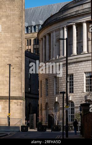 Vue extérieure du bâtiment incurvé de la bibliothèque centrale de Manchester au Royaume-Uni Banque D'Images