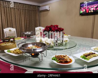 Un restaurant Pyongyang table divers plats Banque D'Images