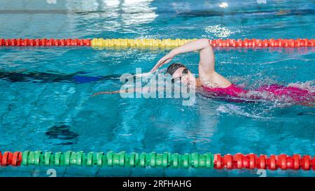 Athlète féminine d'élite, nageur professionnel lors d'un entraînement de natation avant. Concept d'entraînement dur pour une compétition. Banque D'Images