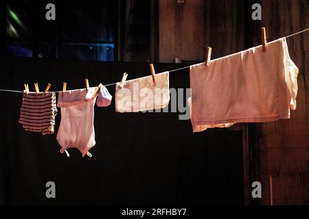 les choses pendent sur une corde sur des pinces à linge et sèchent par une journée ensoleillée. Propreté, garde d'enfants Banque D'Images