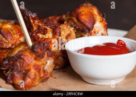 ailes de poulet cuites au four avec ketchup, les ailes sont cuites et prêtes à manger dans un café Banque D'Images