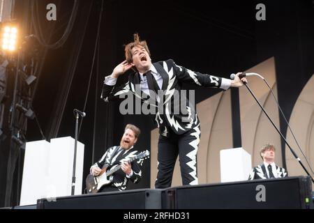 Le guitariste vigilante Carlstroem (Mikael Karlsson) (L) et le chanteur principal Pelle Almqvist du groupe de rock suédois The Hives se produisent au Emirates Stadium, Londo Banque D'Images