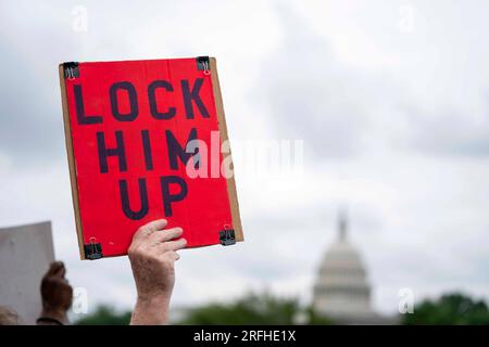 Washington, États-Unis. 03 août 2023. Des manifestants tiennent des pancartes devant le palais de justice fédéral E. Barrett Prettyman alors que l’ancien président Donald Trump est traduit en justice pour subversion électorale, à Washington DC, le jeudi 3 août 2023. Le conseiller spécial Jack Smith a inculpé l'ancien président de quatre chefs d'accusation en lien avec ses actions avant et après l'attaque du 6 janvier contre le Capitole des États-Unis. Photo Bonnie Cash/UPI crédit : UPI/Alamy Live News Banque D'Images