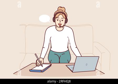 Femme freelance avec casque travaillant de la maison assis sur le canapé près de la table avec ordinateur portable et prenant des notes sur le papier. Freelancer girl fait carrière à distance en tant que traducteur ou spécialiste de soutien Illustration de Vecteur