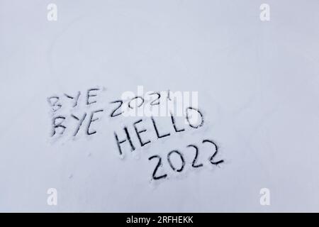l'inscription sur la nouvelle année 2022, les chiffres et le mot bonjour est dessiné sur la neige dans la saison d'hiver Banque D'Images