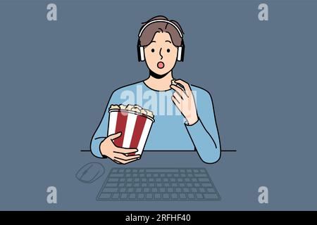 Homme avec paquet de pop-corn regarde le film assis à table avec l'ordinateur et regarde l'écran intrigué. Drôle de gars dans les écouteurs se détend en regardant de nouveaux blockbuster de films ou des séries télévisées populaires Illustration de Vecteur