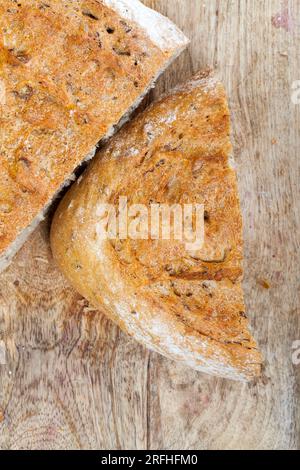 une miche de pain de couleur claire faite de farine mélangée de blé et de seigle, des morceaux de pain Banque D'Images