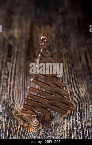 sapin de Noël en bois et autres jouets du nouvel an pour les fêtes, la fête du nouvel an et la préparation de décorations en bois d'épicéa Banque D'Images