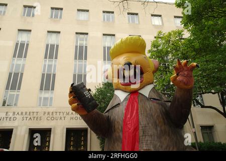 Washington, DC, États-Unis. 3 août 2023. Une effigie en ballon géant de l'ancien président américain Donald Trump se tient devant le palais de justice où Trump a été traduit en justice pour des accusations fédérales liées à l'émeute du Capitole le 6 janvier 2021. Crédit : Philip Yabut/Alamy Live News Banque D'Images