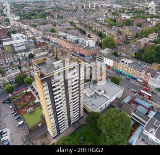 Kilburn Square Estate, Brent est composé d'un immeuble de 17 étages construit à la fin des années 1960 et de quatre immeubles de faible hauteur de 6 ou 7 étages Banque D'Images