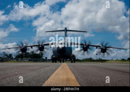 Un Airbus A400 Atlas de l'armée de l'air française arrive au sol après avoir atterri lors de Mobility Guardian 23 au-dessus du Palau, le 15 juillet 2023. MG23 est un exercice multilatéral impliquant des partenaires étrangers conjoints pour démontrer la capacité de coalition dans le domaine de responsabilité d'INDOPACOM. (ÉTATS-UNIS Photo Air Force par Tech. Sergent Sean Carnes) Banque D'Images