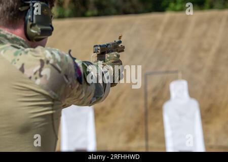 British Royal Marines Commandos MNE Joe Robinson, un tireur avec l'O Squadron, 43 Commando Fleet protection Group Royal Marines mène un exercice de tir réel à l'activité de soutien naval Northwest Annex, Chesapeake, Virginie, le 25 juillet 2023. ÉTATS-UNIS Les Marines et les Royal Marines britanniques s'entraînent avec des pistolets M18 afin d'augmenter leur compétence. Exercice Tartan Eagle est un exercice d'entraînement bilatéral annuel pour les États-Unis Les Marines avec le Marine corps Security Forces Regiment et les Royal Marines britanniques avec le 43 Commando Fleet protection Group Royal Marines pour se rendre dans les installations d'entraînement de l'autre pour échanger ta Banque D'Images