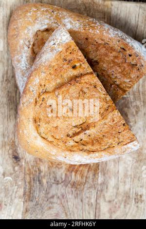 une miche de pain de couleur claire faite de farine mélangée de blé et de seigle, des morceaux de pain Banque D'Images