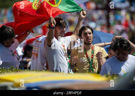 Lisbonne Portugal. 03 ao t 2023. Un jeune homme avec un drapeau