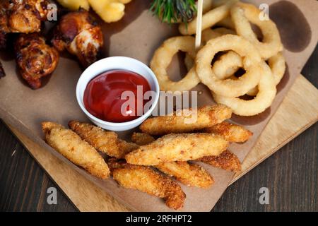 les ailes sont cuites et prêtes à manger dans un café, des ailes de poulet cuites au four avec du ketchup Banque D'Images