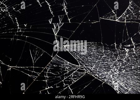 verre sale cassé avec beaucoup de dommages et de fissures sur un fond noir, verre mince cassé avec beaucoup de fissures Banque D'Images
