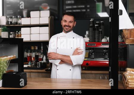 Portrait de boulanger heureux au bureau dans son café Banque D'Images