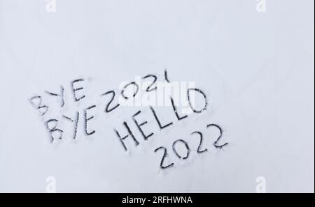 l'inscription sur la nouvelle année 2022, les chiffres et le mot bonjour est dessiné sur la neige dans la saison d'hiver Banque D'Images