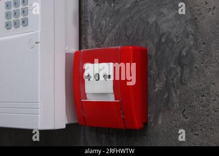 Bouton-poussoir d'alarme incendie sur le mur gris Banque D'Images