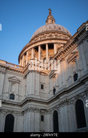 Vue de bas en haut de St. Cathédrale de Paul à Londres Banque D'Images