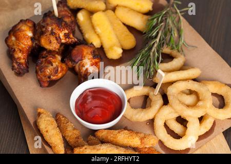 ailes de poulet cuites au four avec ketchup, les ailes sont cuites et prêtes à manger dans un café Banque D'Images